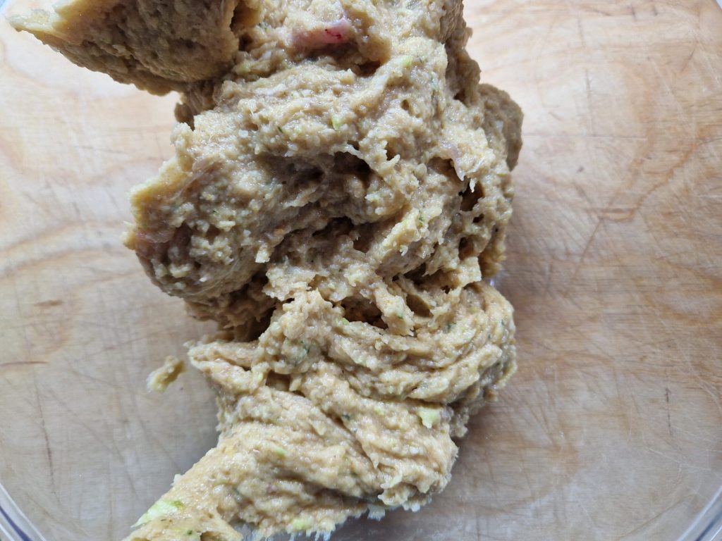 las hamburguesas de pollo y verduras listas