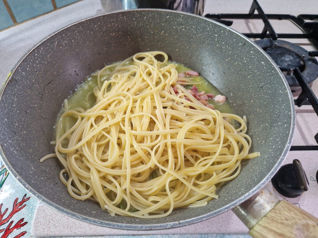 Las linguine con espárragos y panceta crujiente