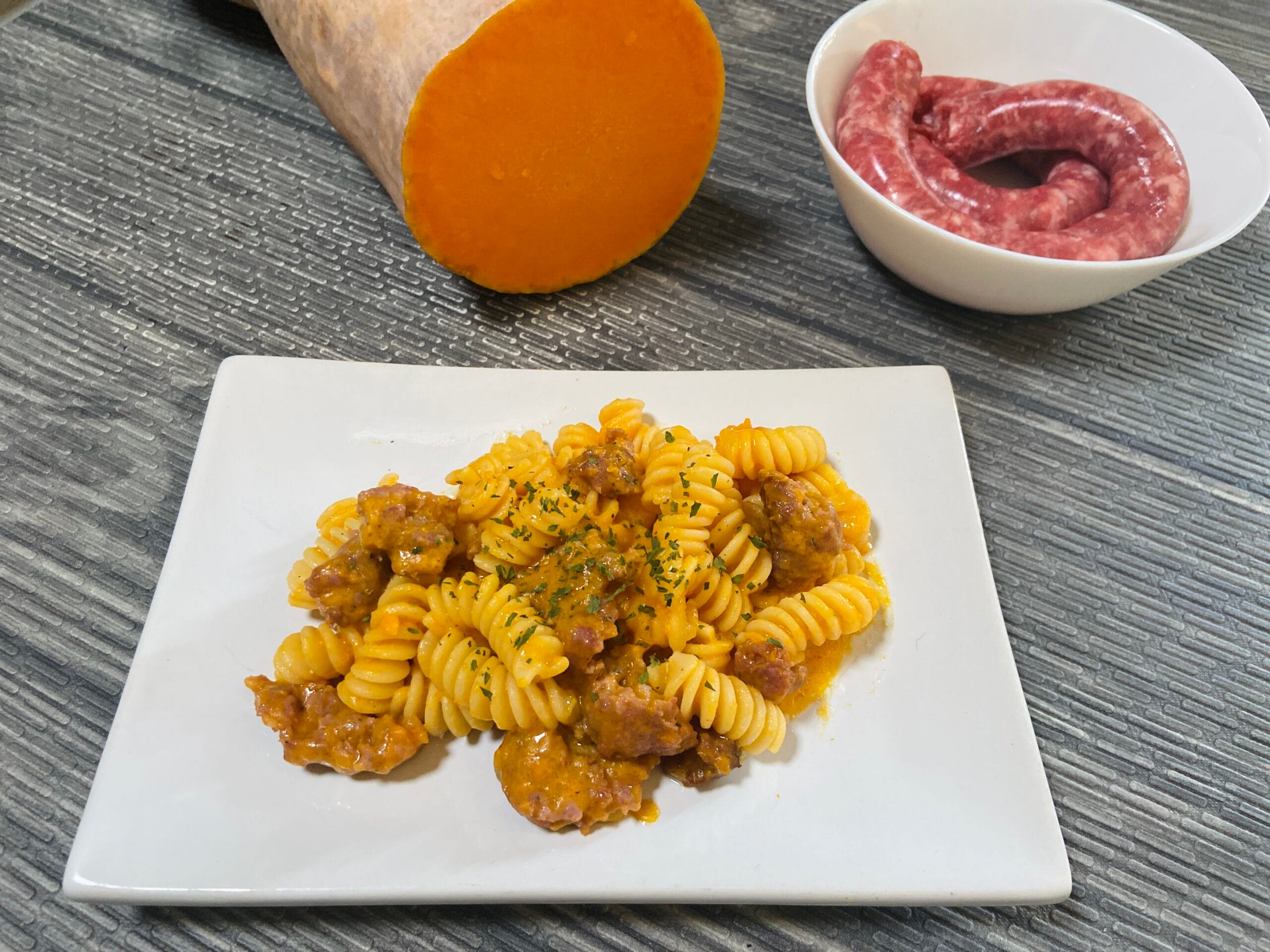 Fusilli con calabaza y salchicha cremosos