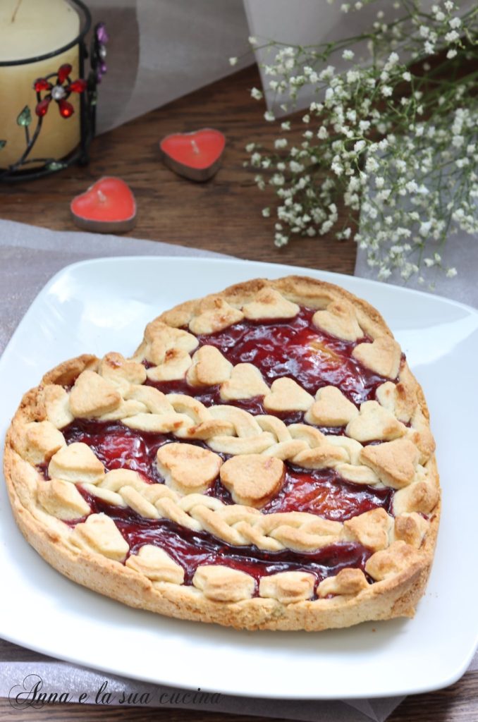 Tarta corazón de masa quebrada con mermelada de frambuesas rojas