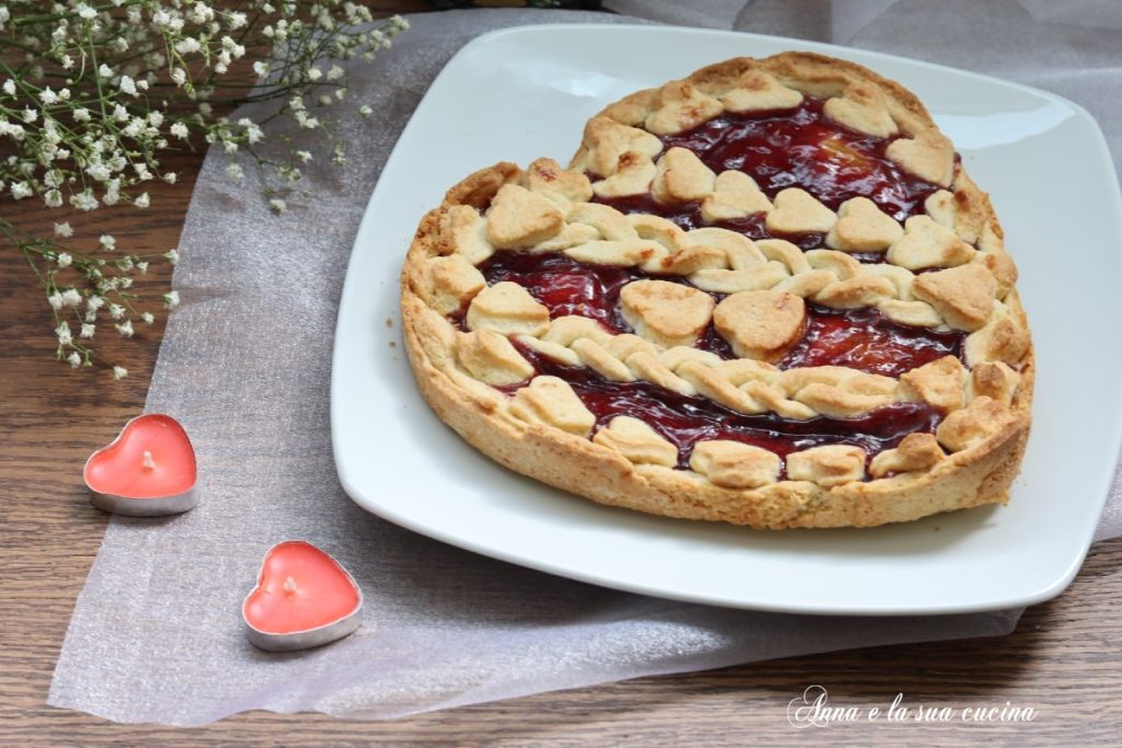 tarta corazón de masa quebrada con mermelada de frambuesas rojas