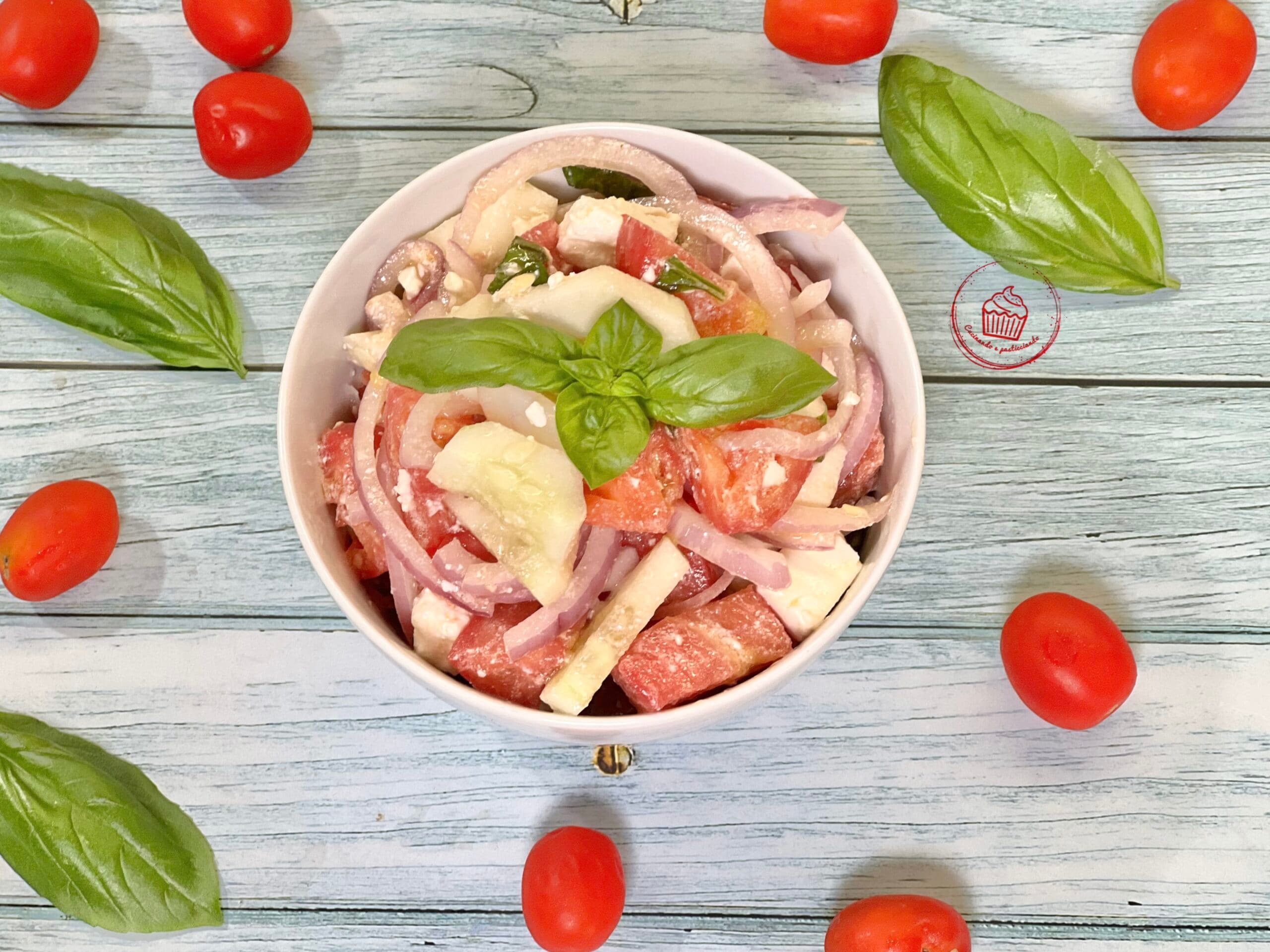 Ensalada con feta griega, fresca y sabrosa