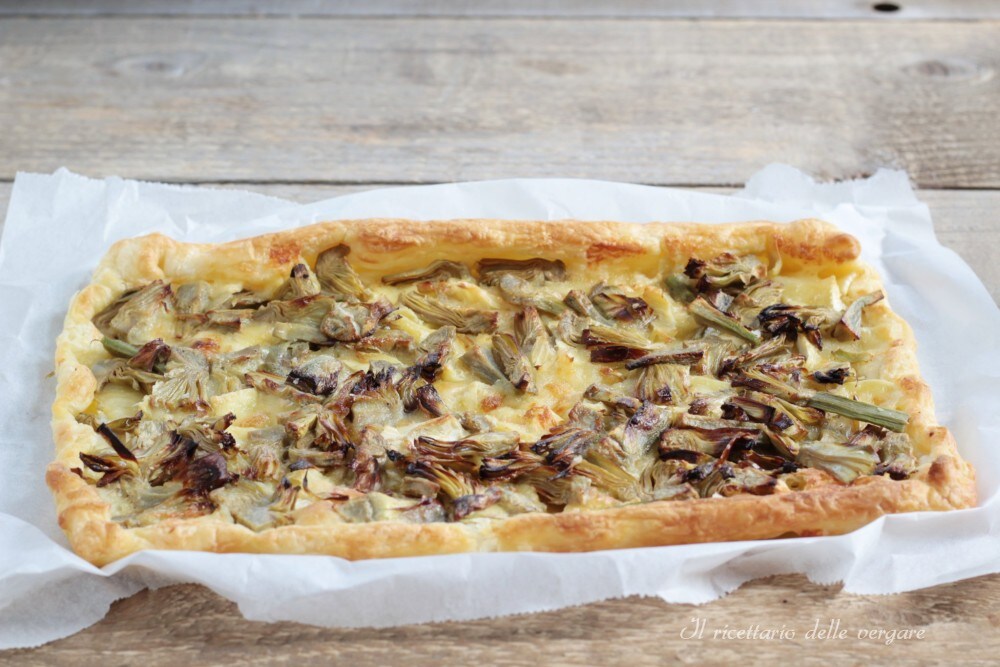 Hojaldre con alcachofas y queso