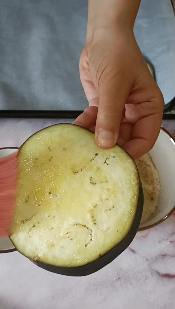 Rodaja de berenjena untada con aceite de oliva