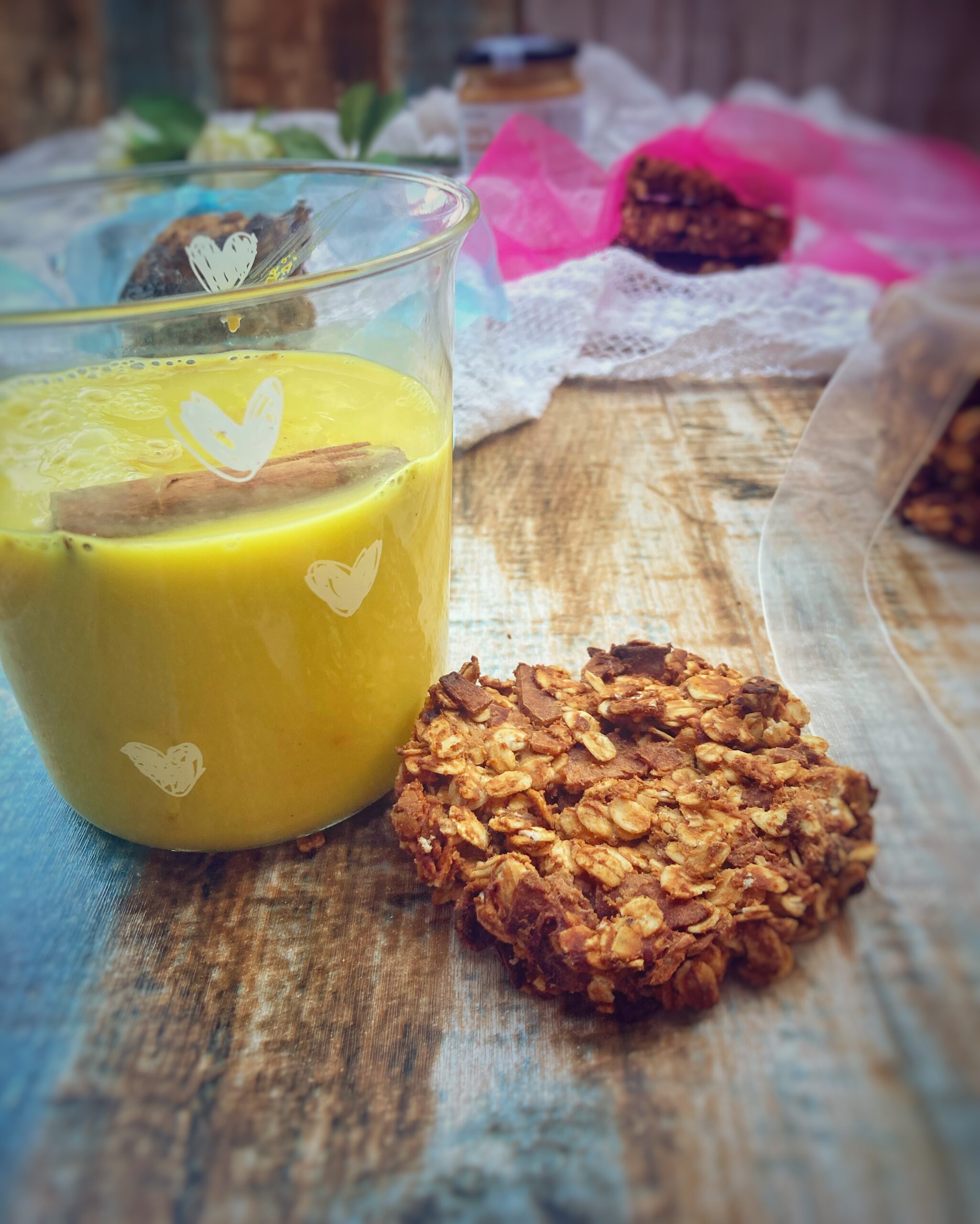 Leche dorada y galletas de avena
