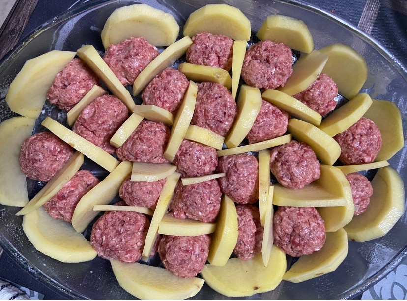 Albóndigas con patatas y bechamel