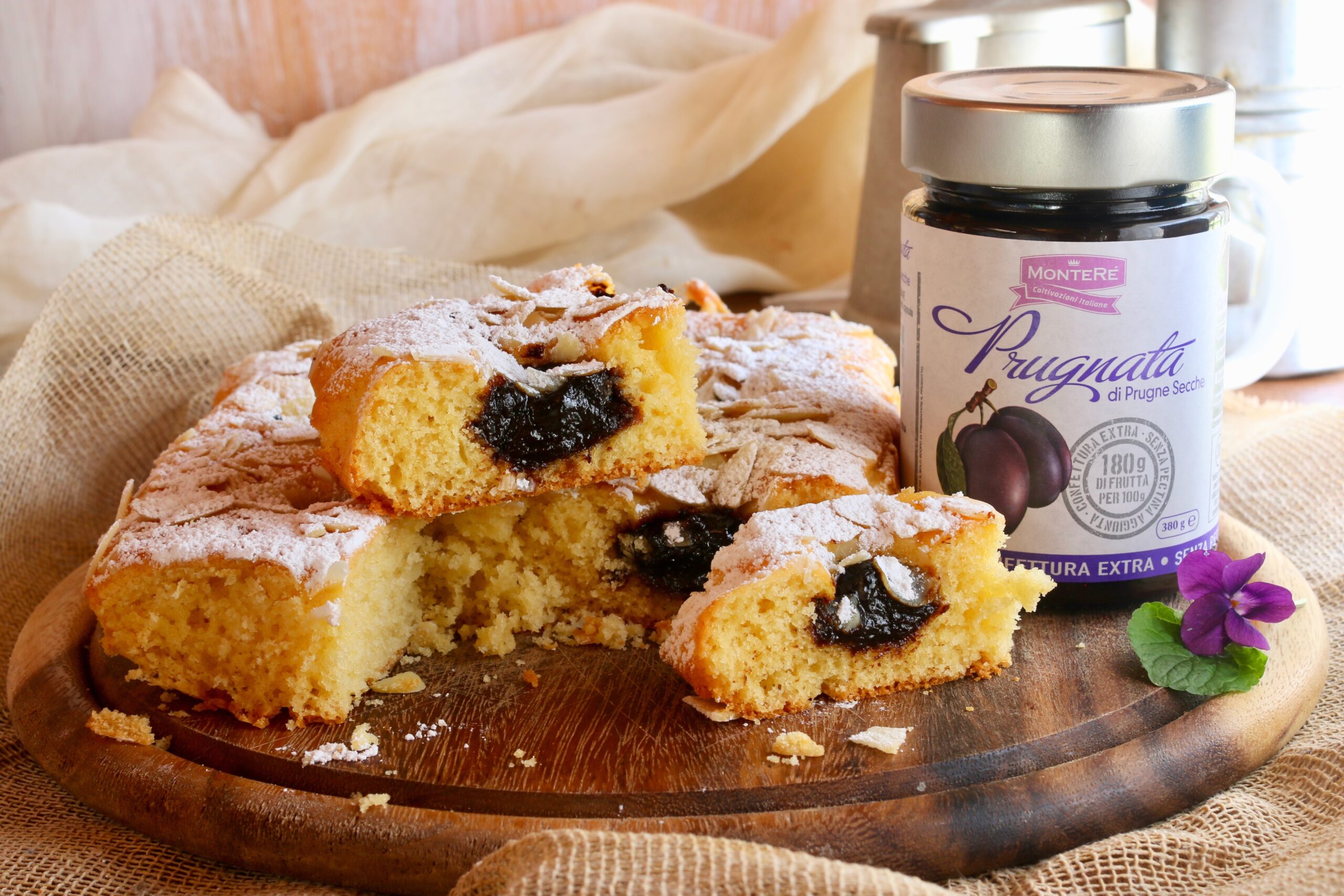 Bizcocho esponjoso con mermelada de ciruela y almendras