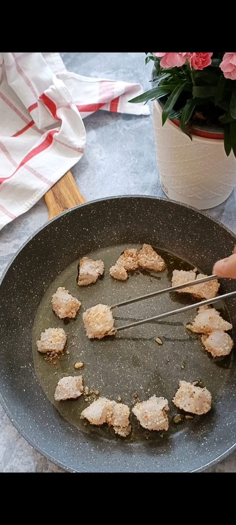 Cocinamos los trozos de bacalao en sartén