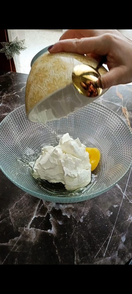 Añadimos el yogur griego y la leche