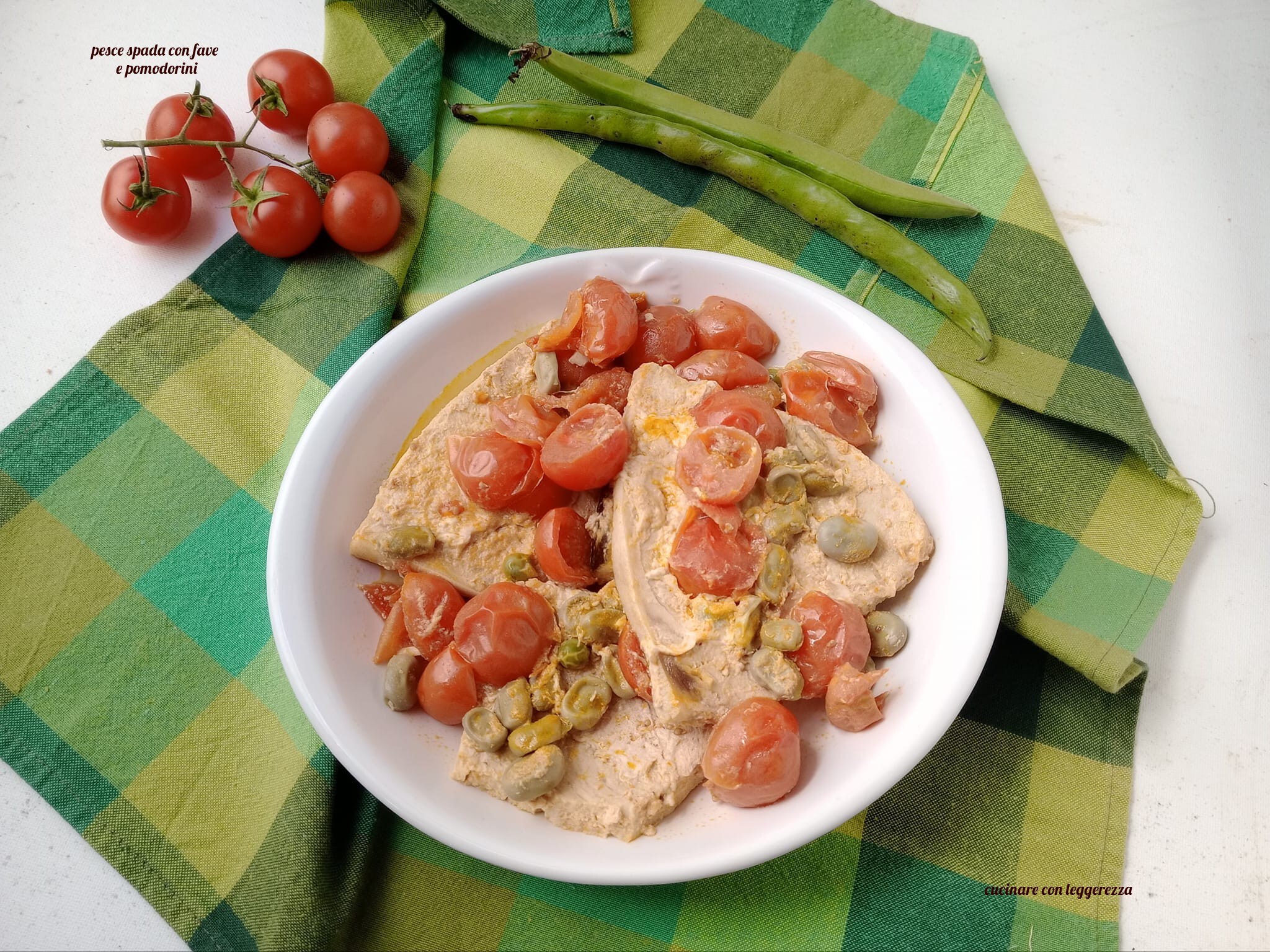 Pez espada con habas y tomatitos