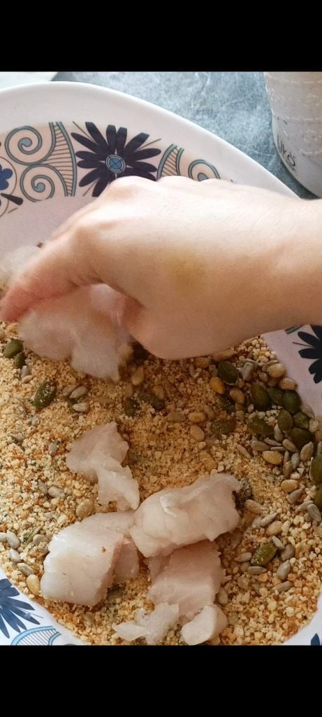 Empanamos el bacalao en pan rallado