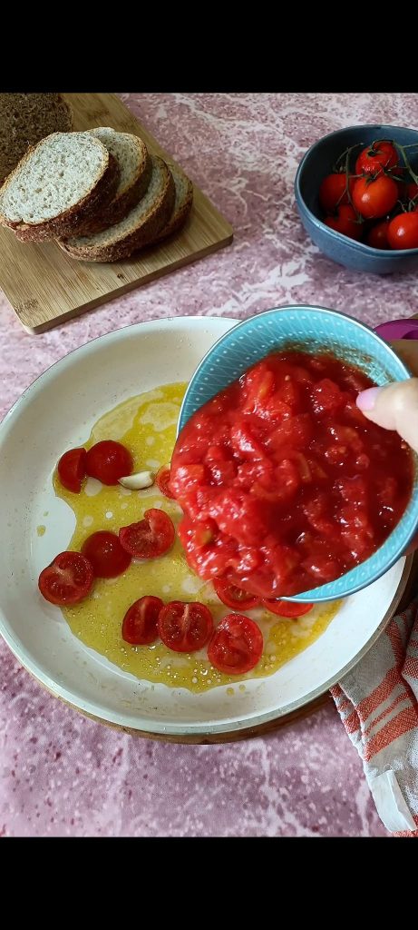 Tomatitos cherry y puré de tomate