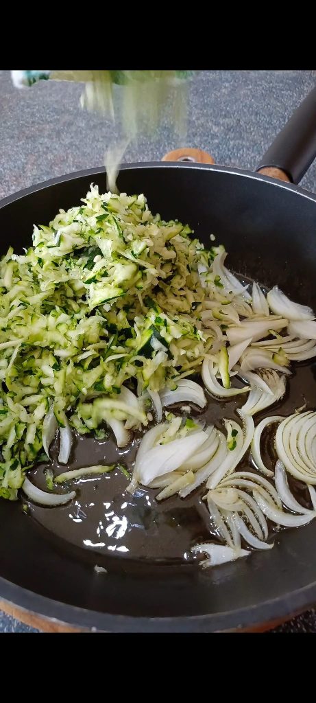 Los cocinamos en sartén con aceite y cebolla en rodajas