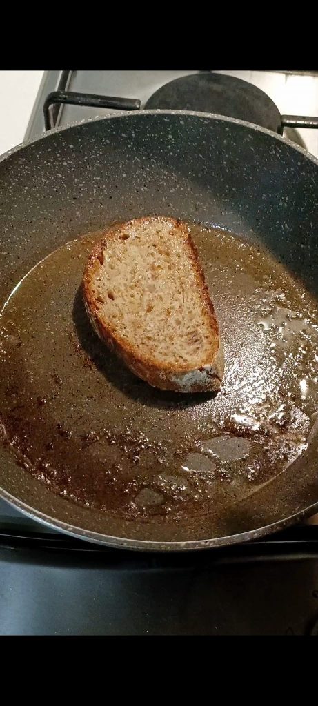Ponemos la rebanada de pan en la sartén con un poco de mantequilla