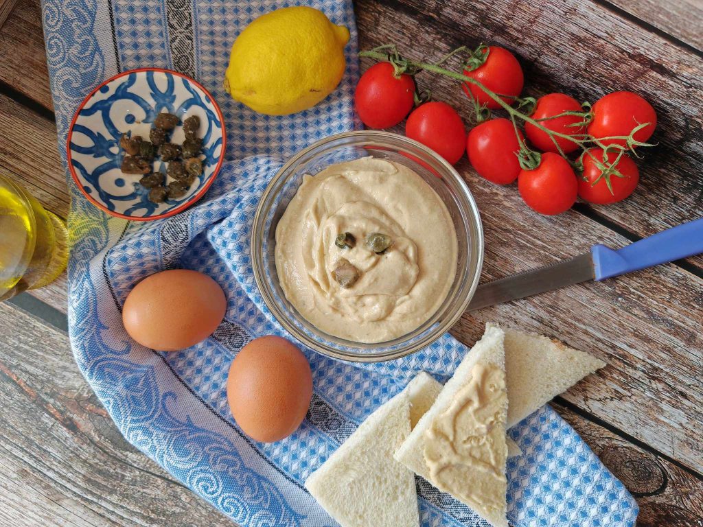 Salsa de atún con huevos duros