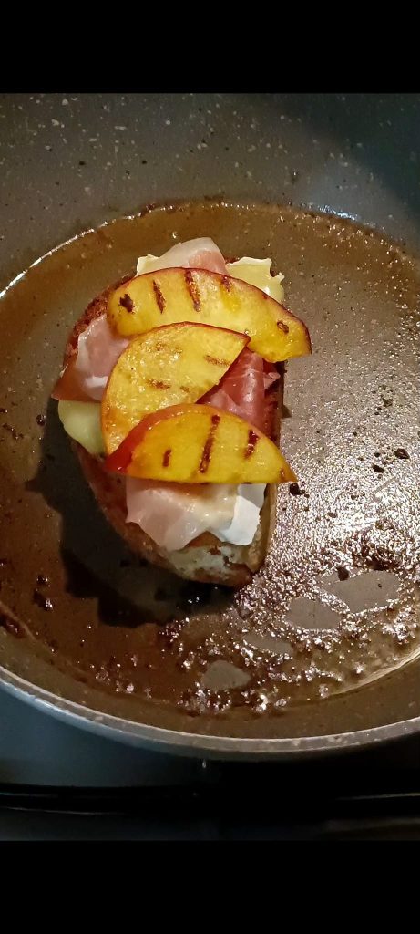 Añadimos jamón serrano y melocotones