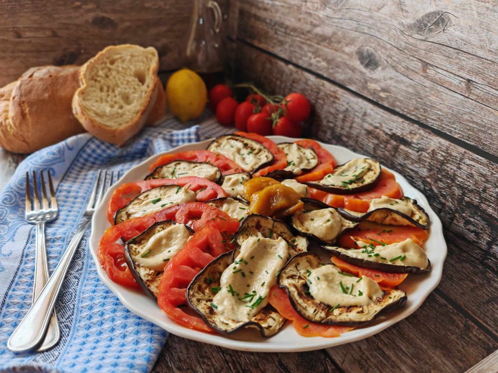 Berenjenas y tomates con salsa de atún