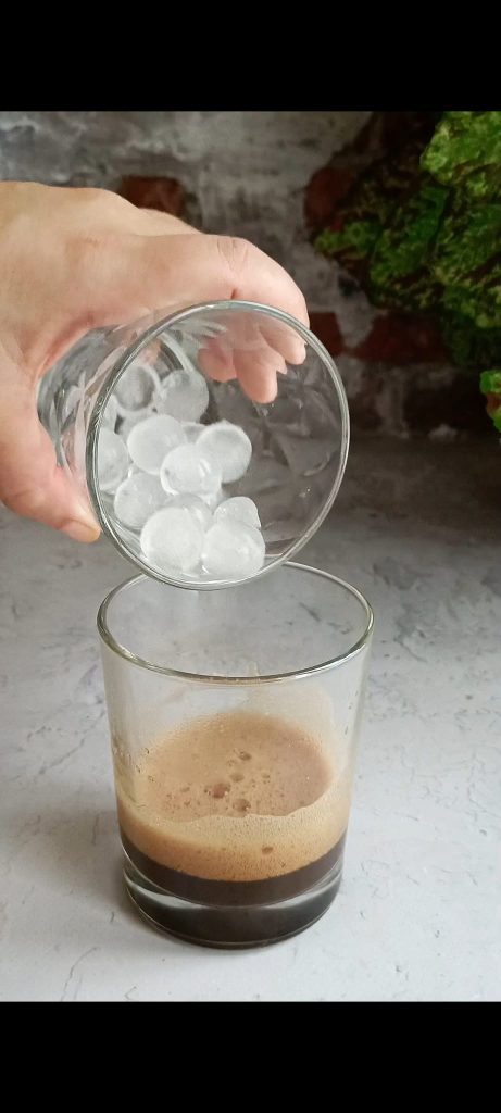 Verter los cubitos de hielo