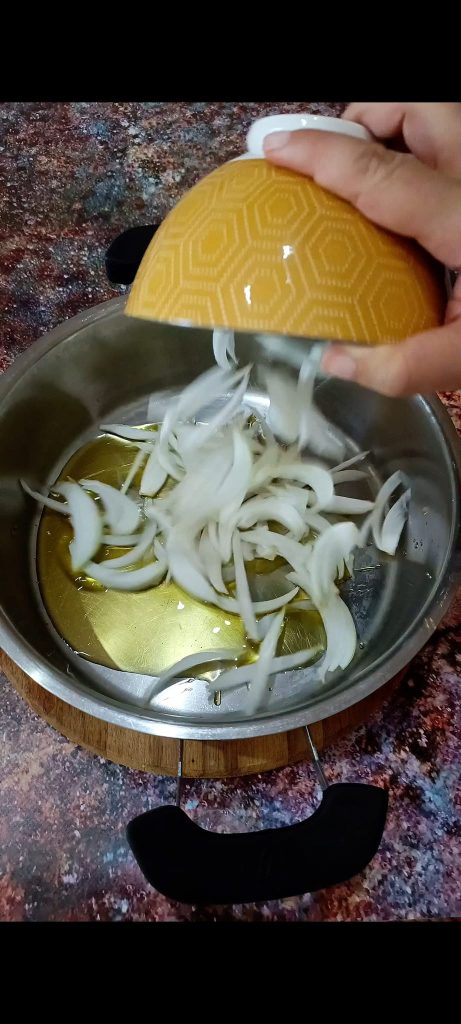Sofreímos la cebolla con el aceite