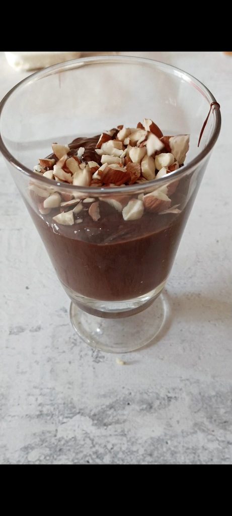 Chocolate derretido con almendras