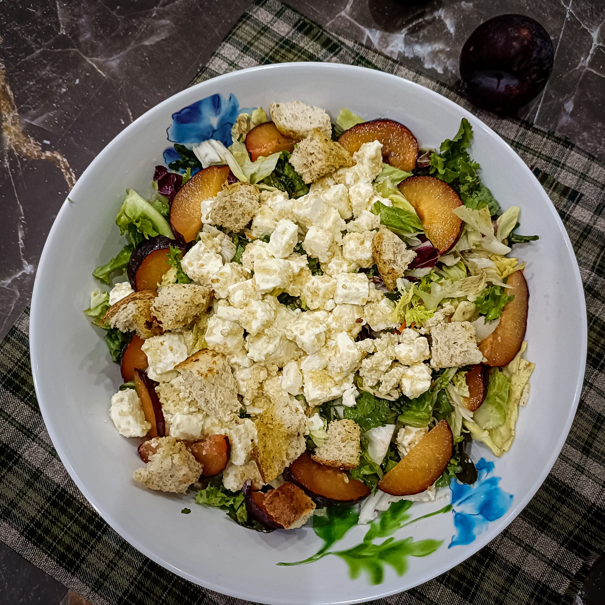 Ensalada de otoño con ciruelas y quartirolo
