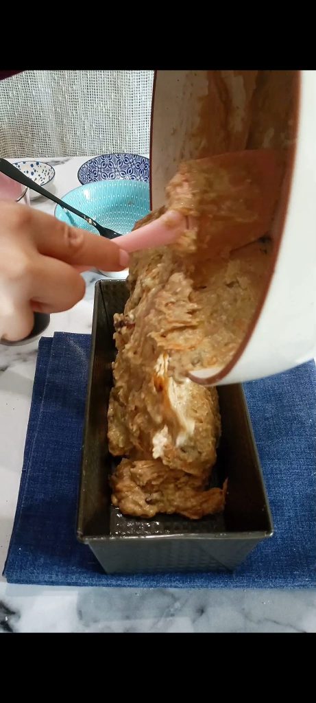 Vertimos la masa en un molde para plumcake