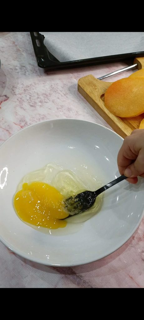 En otro plato batimos los huevos