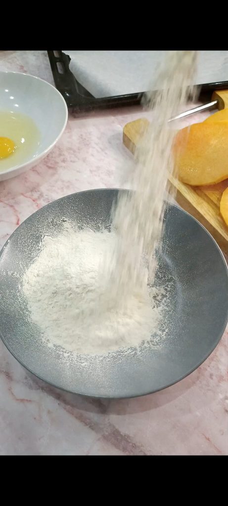 Vertemos la harina en un plato