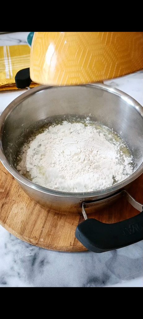 Realizamos un roux de mantequilla y harina