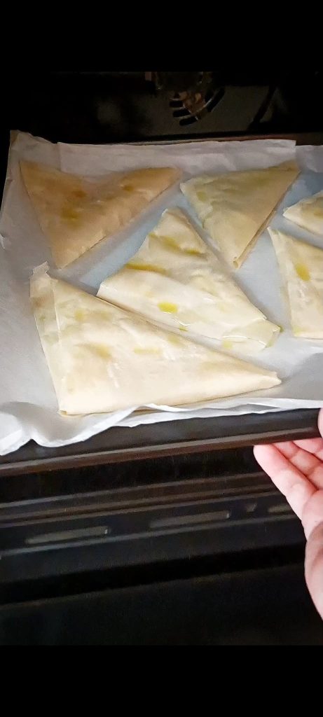 Triángulos de pasta filo cocidos en el horno