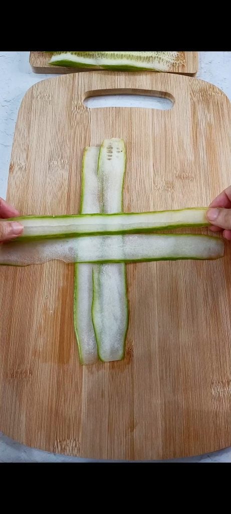 Disponemos las rodajas de pepino en cruz