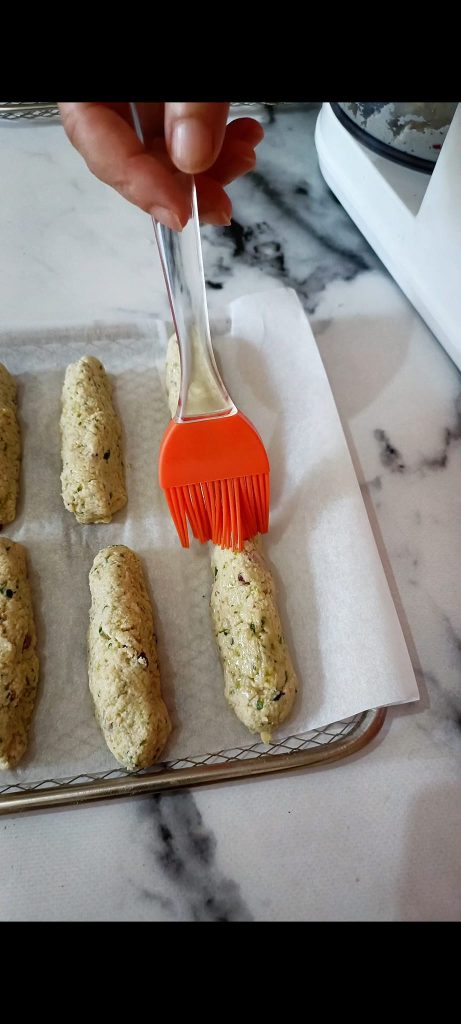 Formamos palitos y los cocinamos en freidora de aire