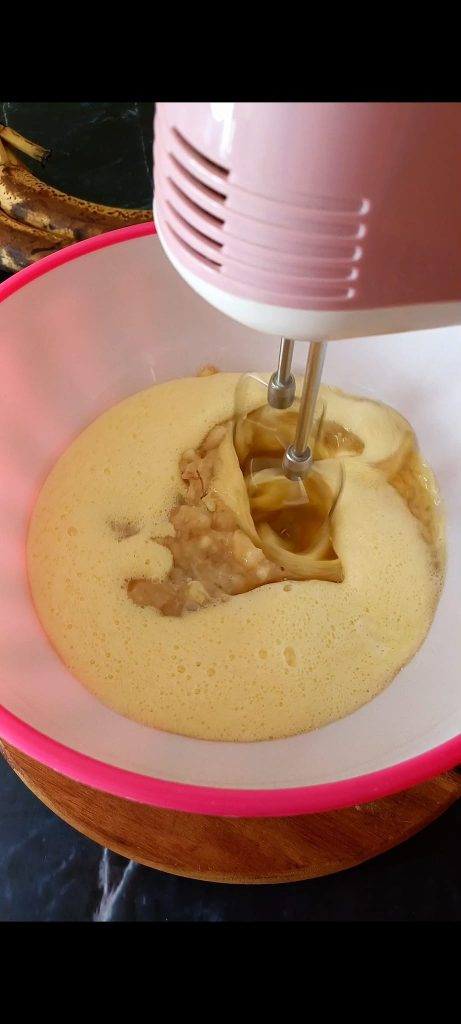 Añadimos puré de plátanos, aceite y leche