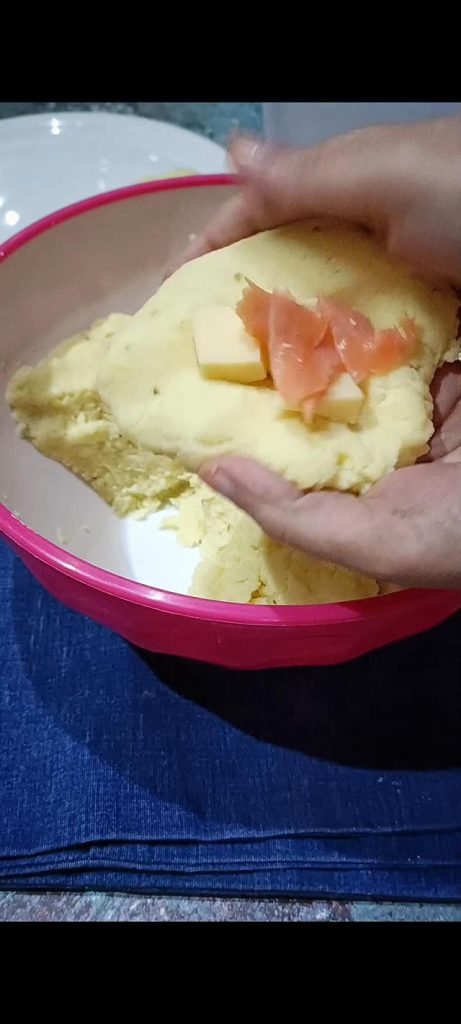 Rellenamos con queso en cubitos y salmón