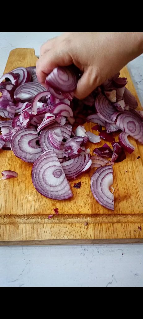Cortamos las cebollas en rodajas finas