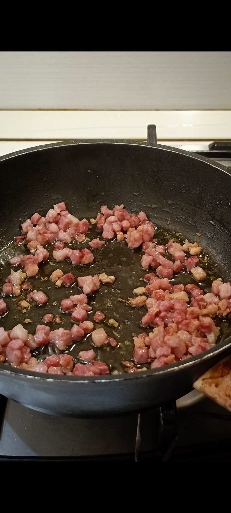 Tostamos la panceta hasta que esté crujiente