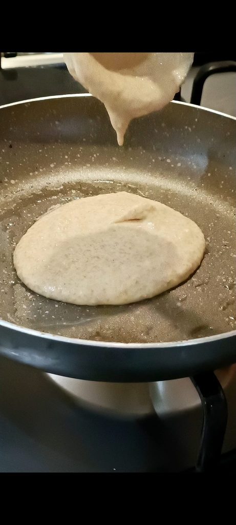 Vertemos en una sartén un cucharón de masa