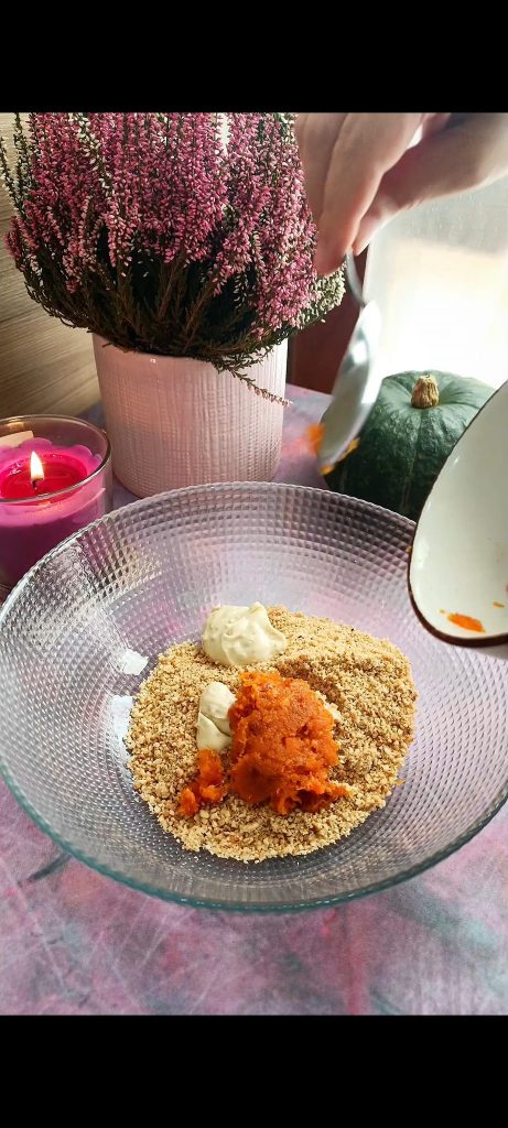 Mezclamos harina de avellanas, puré de calabaza, crema de almendras y canela