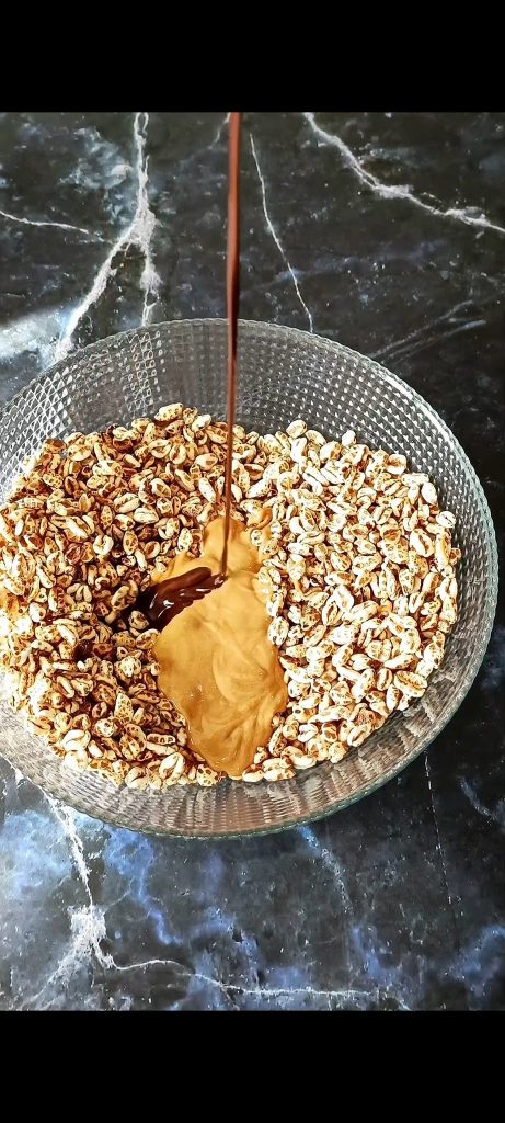 Añadimos mantequilla de cacahuete, chocolate derretido y jarabe de agave