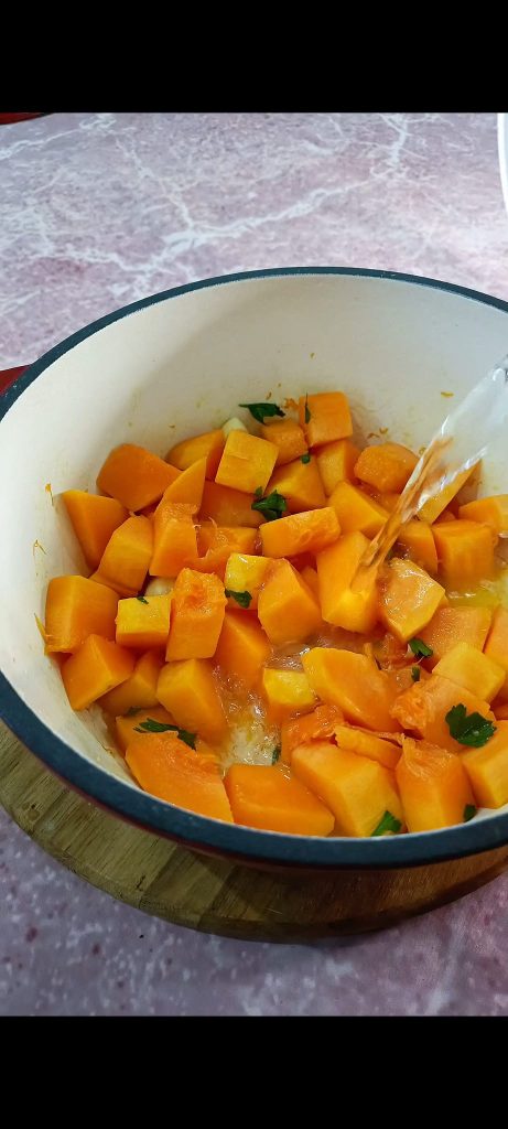 Cubrimos la calabaza con agua