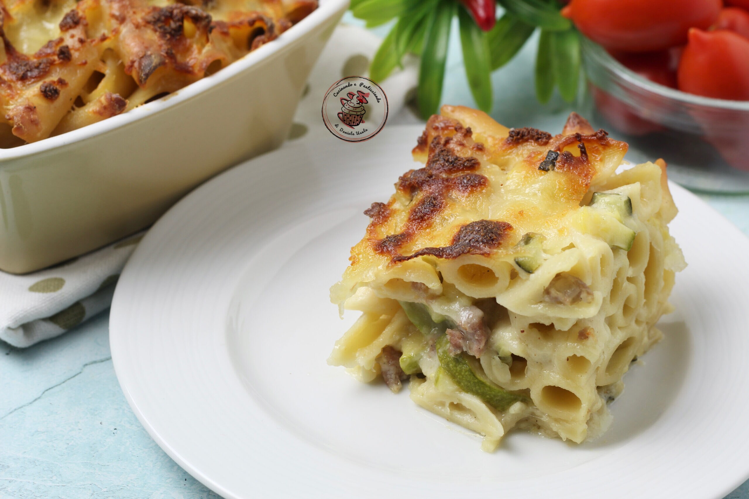 Pasta al horno con calabacines y salchicha