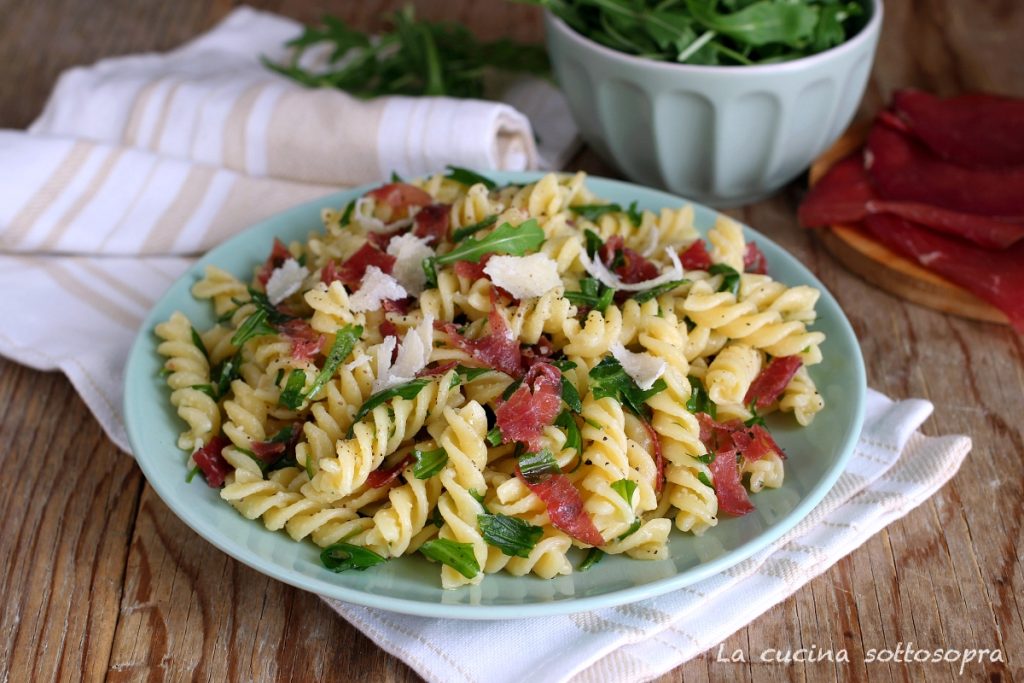 ensalada de pasta bresaola rúcula y parmesano