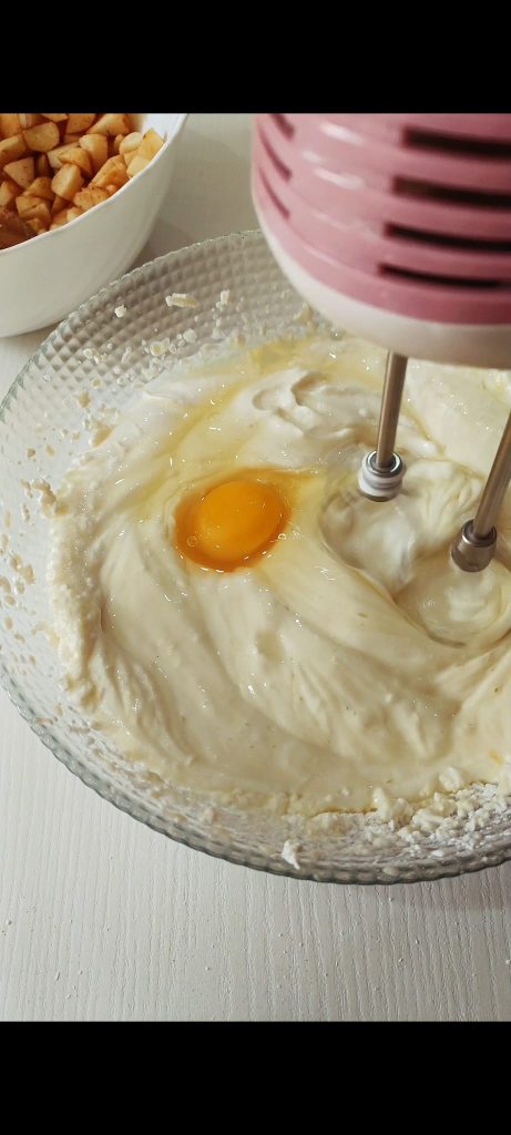 Añadimos a la crema de queso los huevos