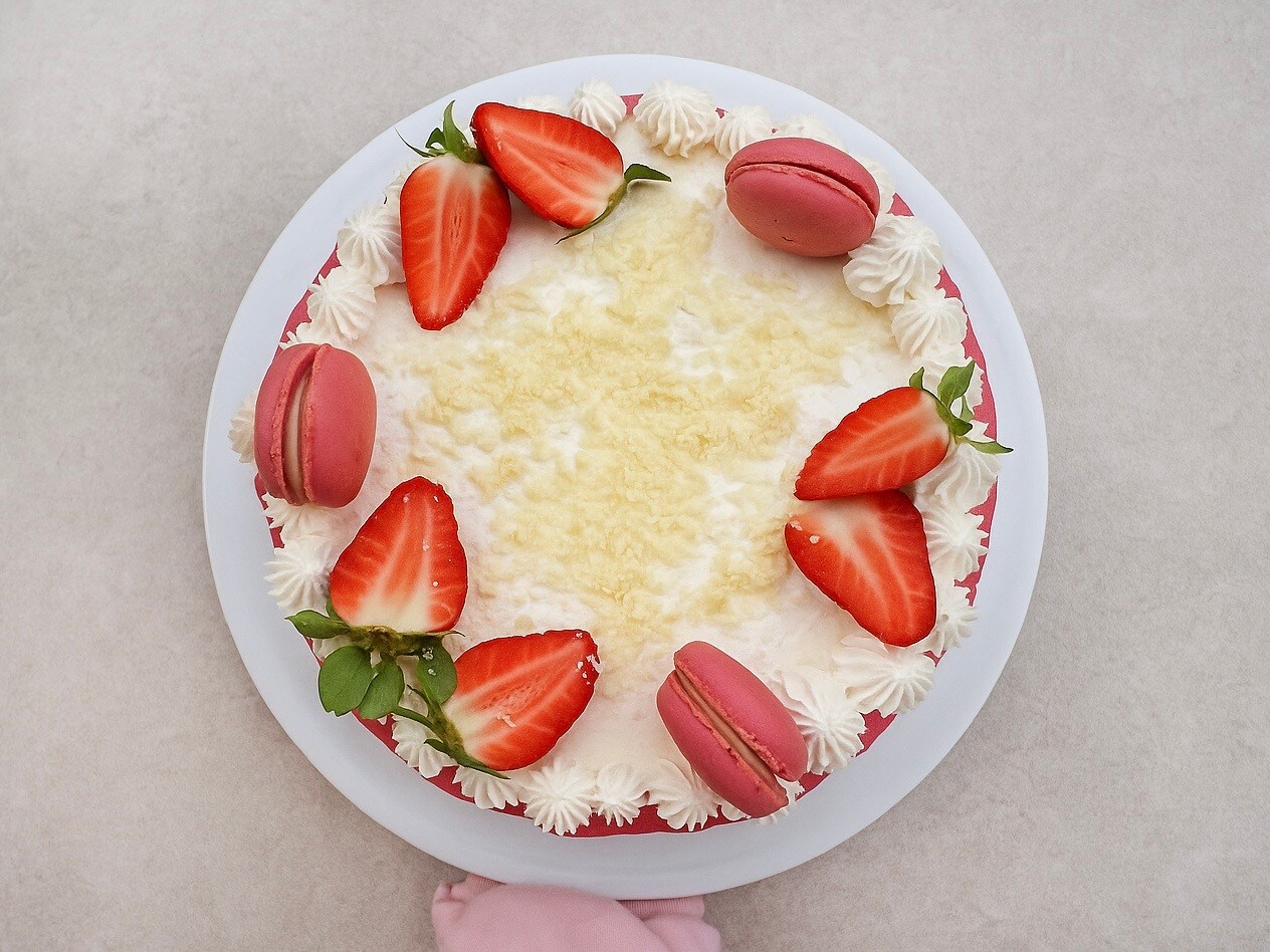 Tarta de cumpleaños de fresas con crema de yogur griego sin gluten