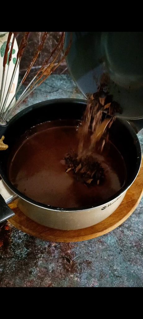Cuando el chocolate esté espeso, añadimos el chocolate troceado