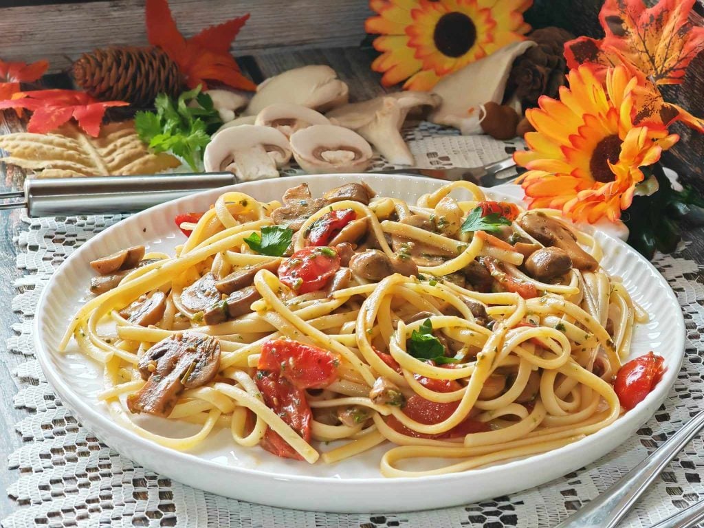 Linguine con setas y tomates cherry
