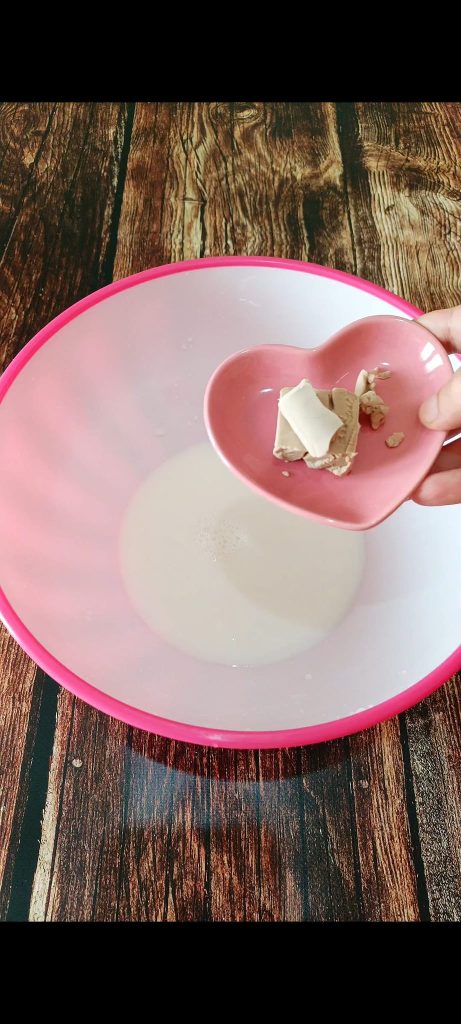 Disolvemos la levadura en agua y leche