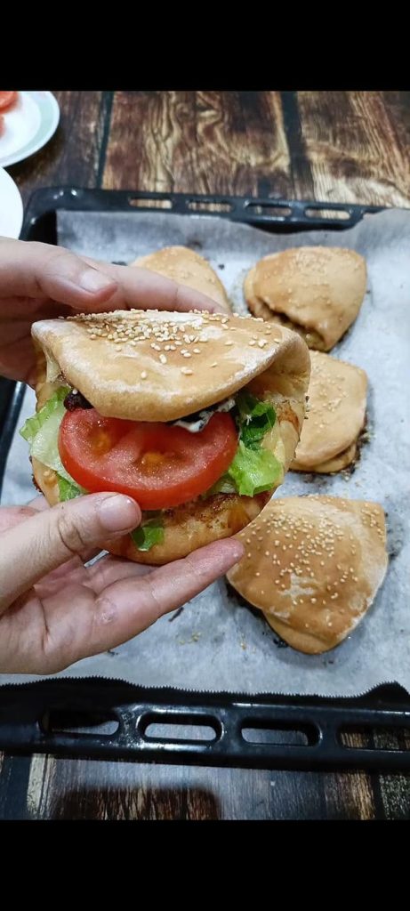 Rellenamos los panecillos con los ingredientes restantes