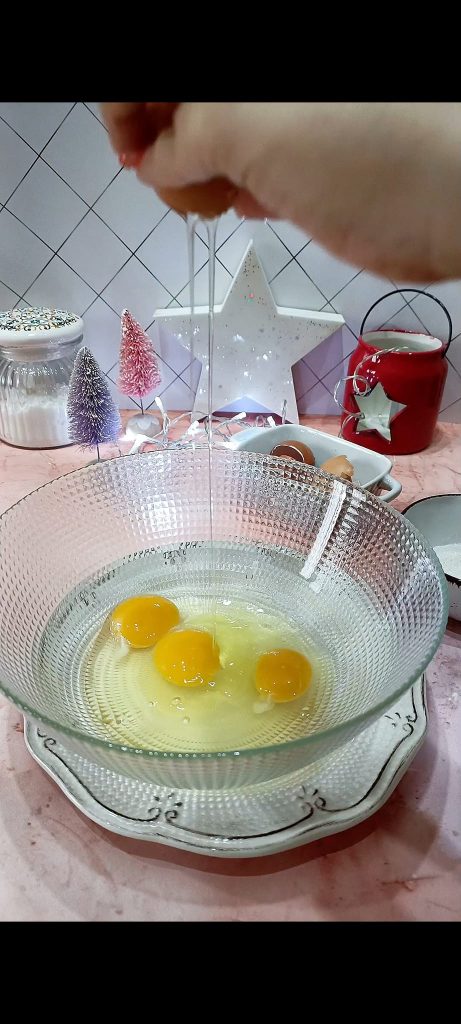 Cascamos los huevos en el bol