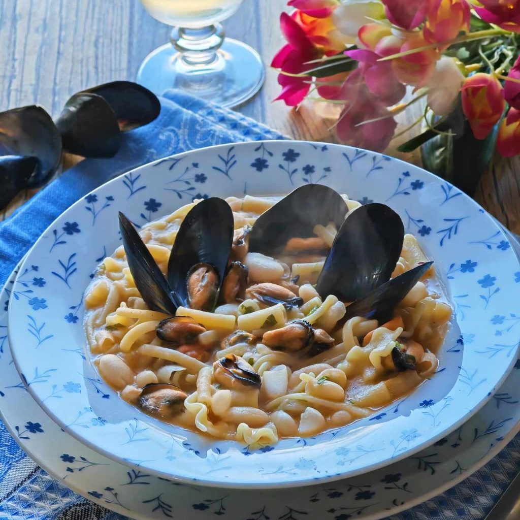 Pasta con frijoles y mejillones